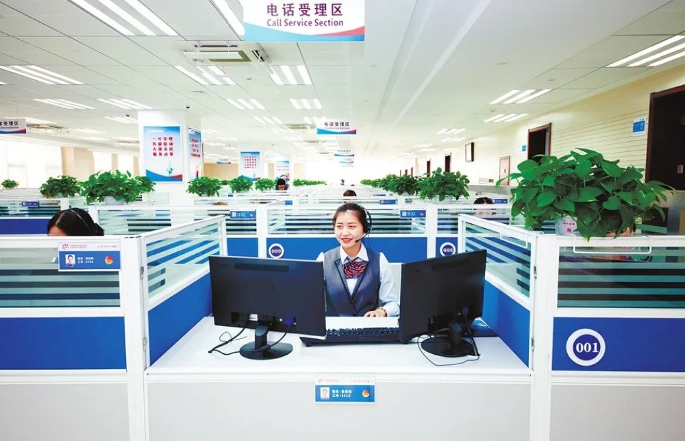 以一个号码服务企业和群众为目标，推动政务服务便民热线归并和优化，进一步畅通政府与企业、群众互动渠道。实现与省级12345政务服务便民热线平台互联互通。优化工作流程、资源配置和运行机制，提升服务能力，强化综合保障，实现热线受理与后台办理服务紧密衔接，确保企业和群众反映的合理诉求及时得到处置和办理，使政务服务